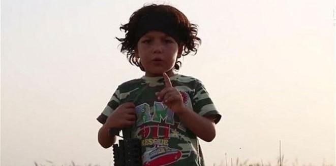 قصة تقشعر منها الأبدان.. هكذا دربت داعش طفل يبلغ 4 أعوام على قطع رأس أمه!