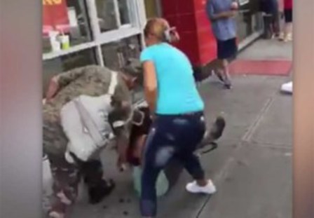 بالفيديو.. لحظة طعن امرأة بسبب خلاف على ملكية مظلة في نيويورك