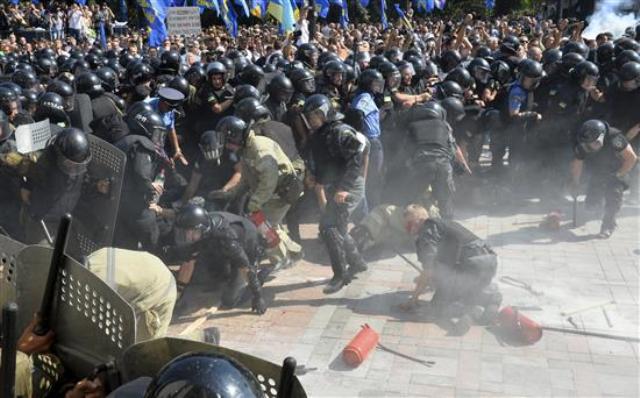 أوكرانيا: إصلاح دستوري ينقلب صدامات عنيفة
