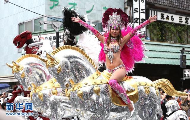 اليابان ترقص السامبا في الشوارع فشر البرازيلات .. بالصور