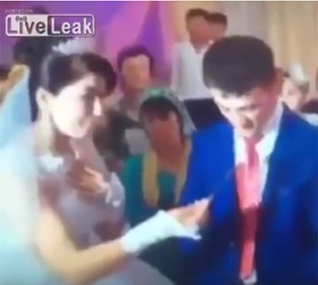 بالفيديو.. عريس ينفعل على عروسته ويضربها أمام المدعوين