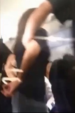 بالفيديو.. امرأة تضرب مضيفة وتجبر طائرة ركاب على الهبوط بشكل طارئ