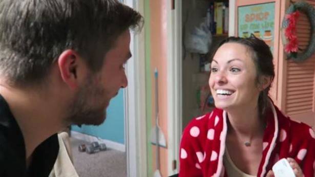 بالفيديو: اكتشفت من زوجها أنها حامل!