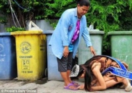 ملكة جمال تايلاندية تكرم والدتها عاملة النظافة