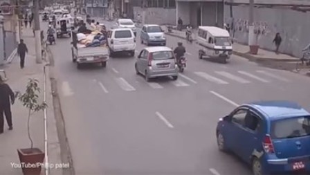 بالفيديو.. هذا ماحدث في أحد شوارع دلهي لحظة وقوع الزلزال