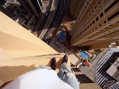 بالفيديو.. روسي يقفز بين أعمدة برج في دبي من دون معدات السلامة