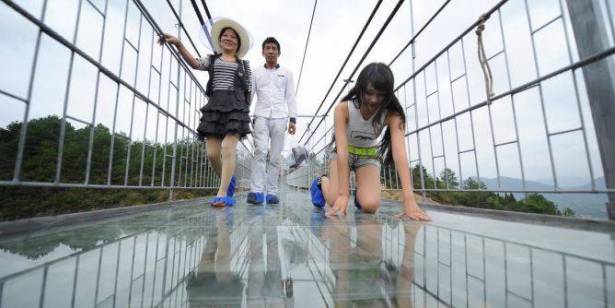 بالفيديو.. جسر من الزجاج في الصين مثير للرعب...للأقوياء فقط