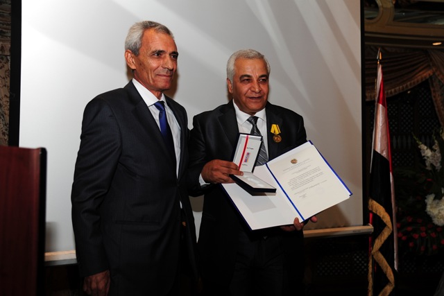 رئيس جمهورية أرمينيا يمنح الدكتور نبيل طعمة وسام العرفان