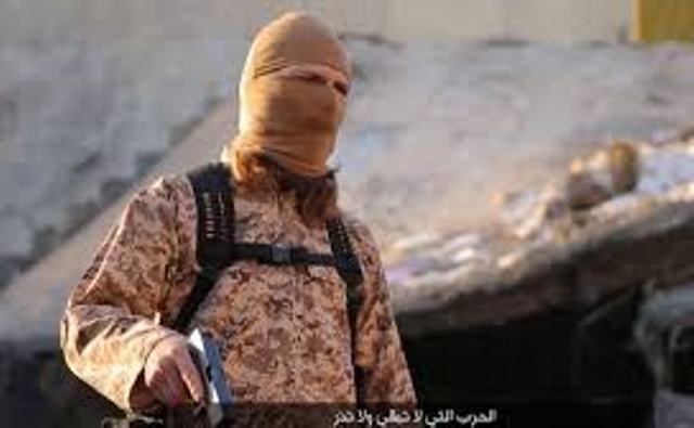 هستيريا أمنية لـ"داعش" في دير الزور.. وعناصره تفر بهويات مزورة لأبناء عشيرة "الشعيطات"