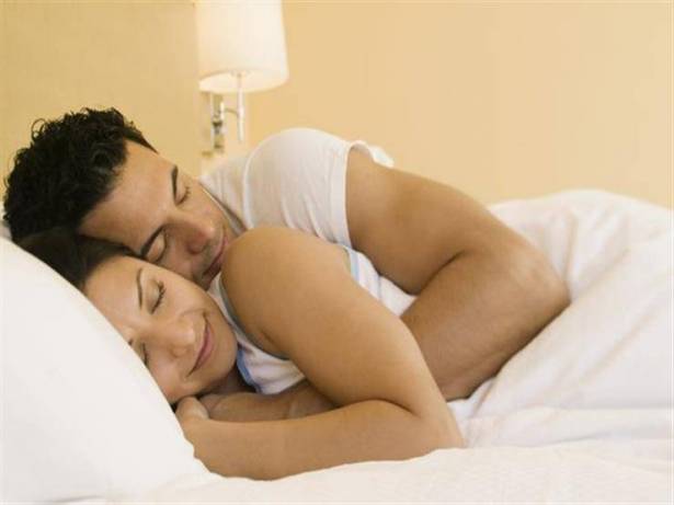 تعرف على فوائد ممارسة العلاقة الحميمة قبل النوم مباشرةً!