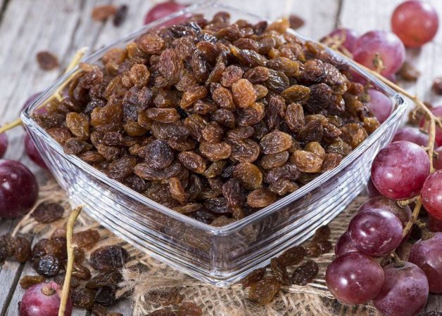 صناعة الزبيب.. طقوس تعزز الحياة الاجتماعية ومشاكل تسويقية ترهق المزارعين