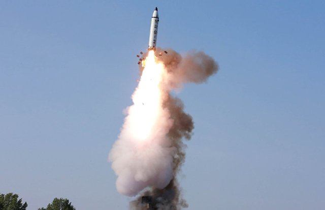 كوريا الشمالية على بعد خطوة من توجيه ضربة صاروخية لأمريكا