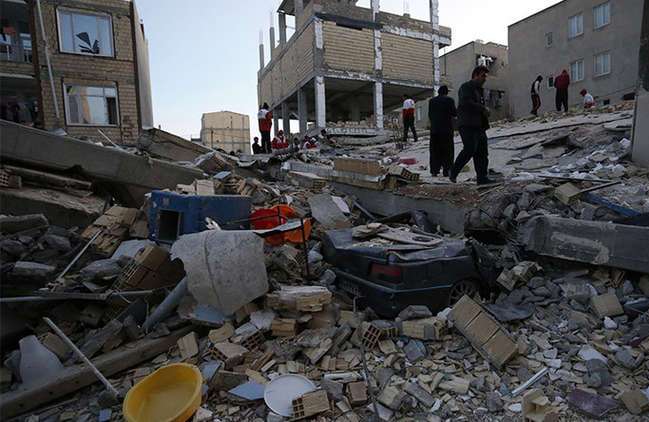ارتفاع عدد ضحايا زلزال إيران إلى أكثر من 300 قتيل و2500 جريح