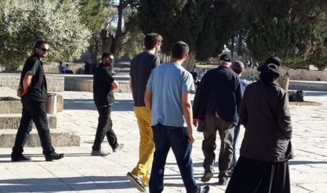توتر يسود المسجد الأقصى عقب رفع العلم الاسرائيلي وقيام شرطة العدو بحملة اعتقالات