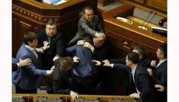 بالفيديو.. معركة في مجلس نواب اوكرانيا وحمل رئيس الوزراء لإبعاده عن المنصة