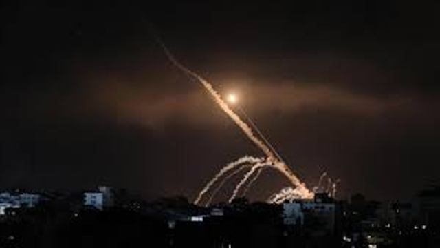 إطلاق عشرات الصواريخ من غزة وصافرات الإنذار تدوي في غلاف القطاع ومحيط تل أبيب
