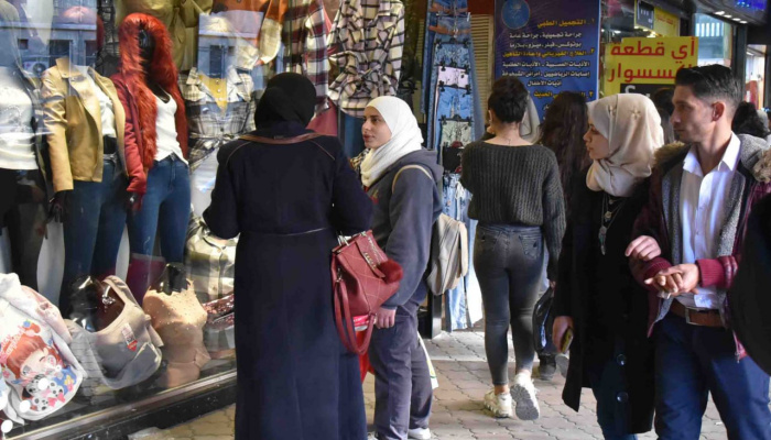 فورة التخفيضات تملأ المحال التجارية مع انتهاء المواسم..مستهلكون ينتصرون على الأسعار وخبراء يعدّونها وسيلة خداع وتسعيراً نفسياً 
