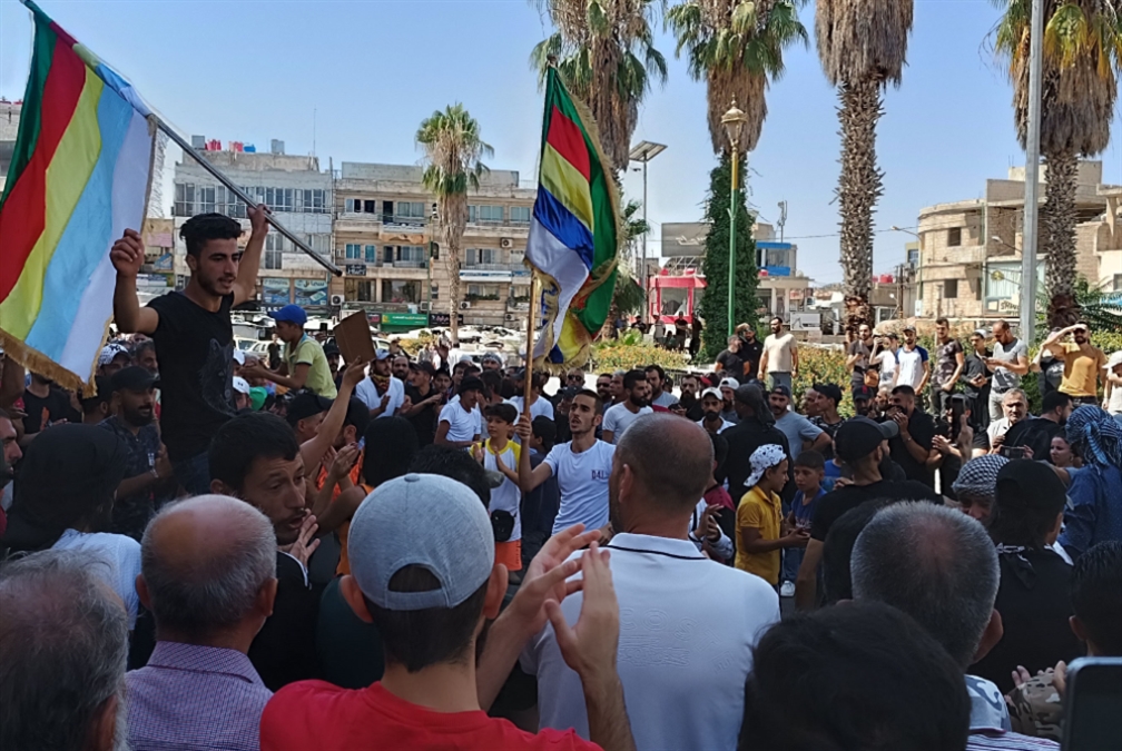 احتجاجات شعبية بالتزامن مع خطة أميركية انفصالية جنوباً: هل عادت سورية إلى الـ2011؟
