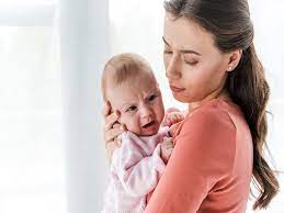 خوف الرضيع من الغرباء.. طبيعي أم يعني التوحد؟
