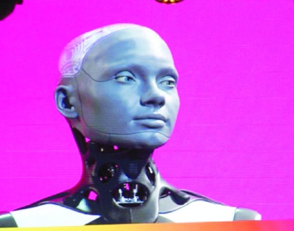 روبوت يتوقع شكل الحياة خلال 100 عام
