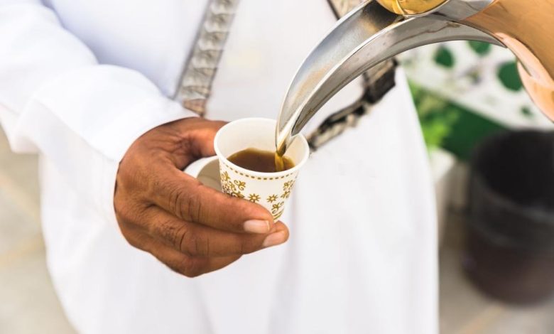 ما أصل عادة هز الفنجان العربية؟
