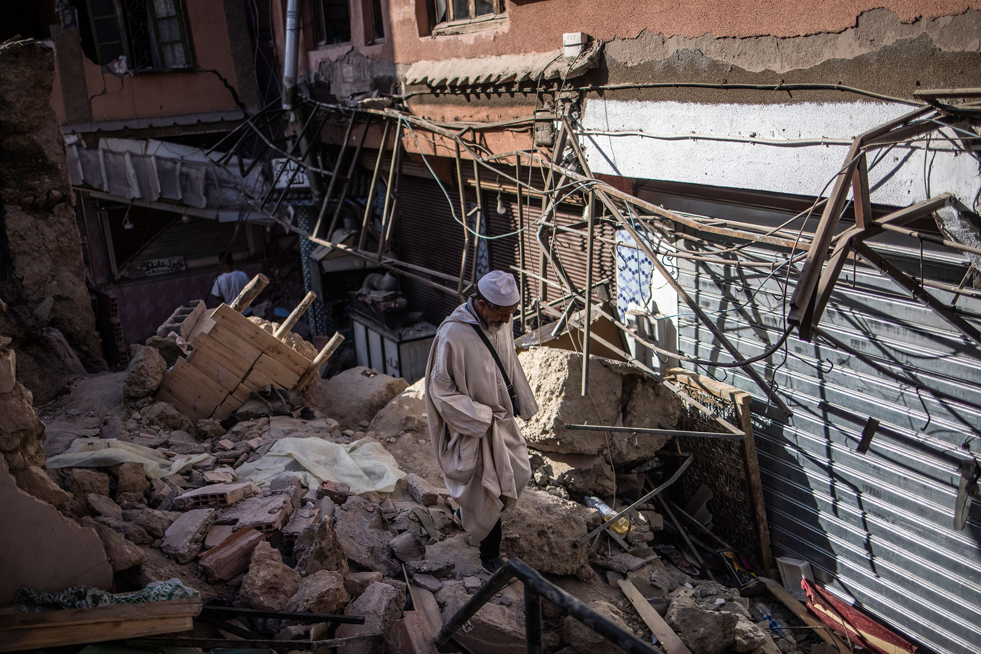 زلزال المغرب.. ارتفاع عدد الضحايا ورائحة الموت تملأ المكان
