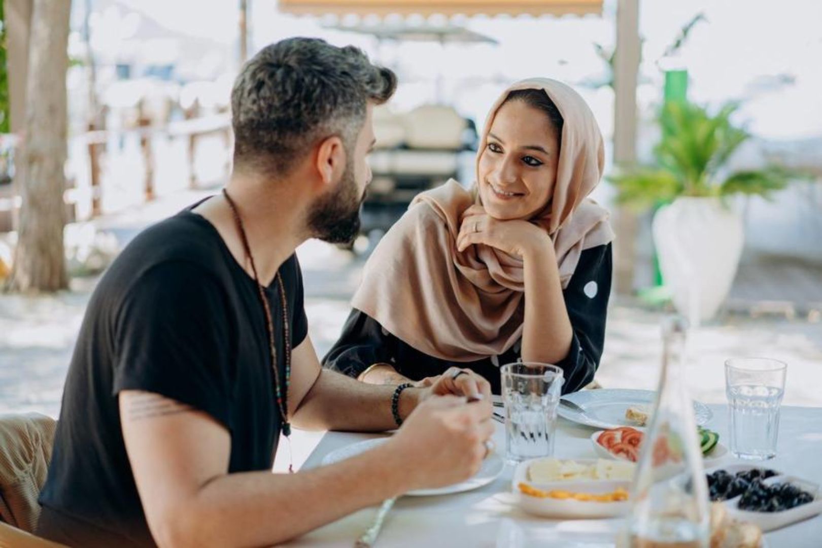علامات الإعجاب عند الشباب
