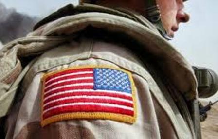 لماذا يتم عكس العلم الأمريكي على الزي العسكري ؟

