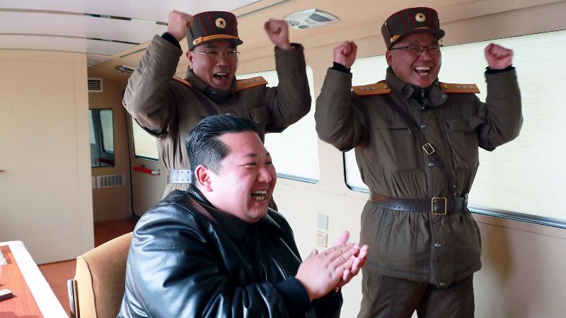 زعيم كوريا الشمالية يشهد تجربة إطلاق سلاح تكتيكي موجه جديد
