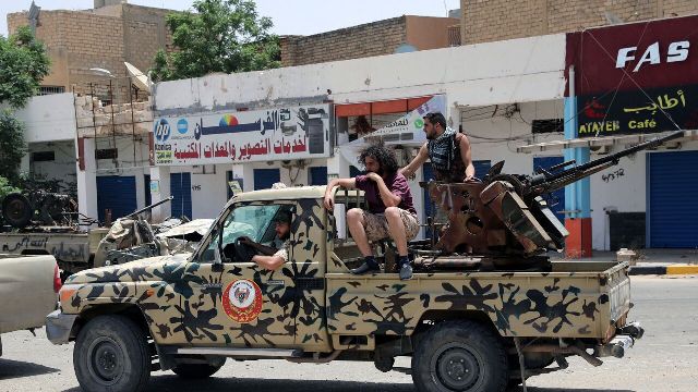 ليبيا.. أرتال مسلحة بالأسلحة الثقيلة والمتوسطة تدخل طرابلس من غربها وجنوبها
