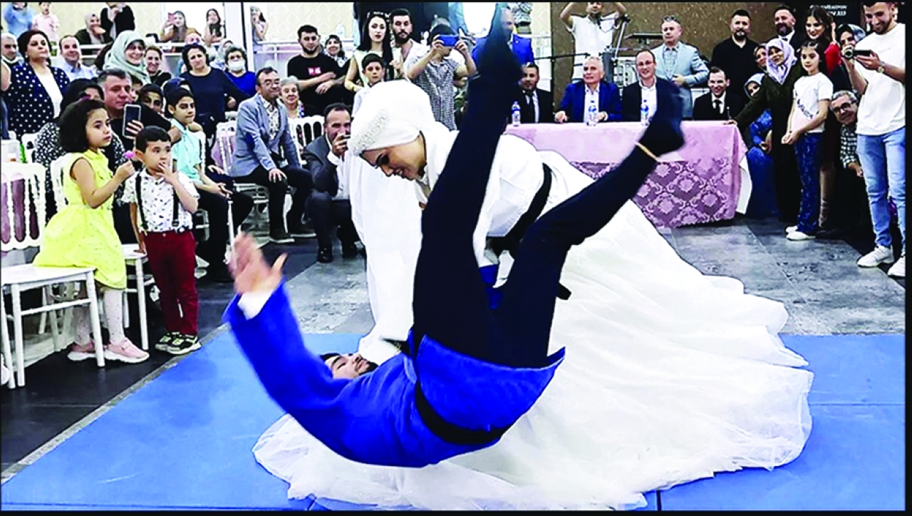 لاعبة الجودو تتمرّن بعريسها في حفل الزفاف
