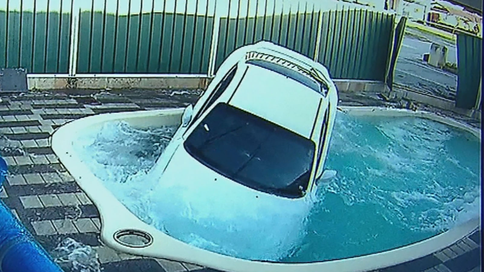 امرأة تقتحم منزلاً بسيارتها وتغرق في مسبحه الخاص
