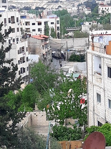 سيارة قمامة تابعة لمحافظة دمشق تحاصر منطقة جبل الرز بدمر