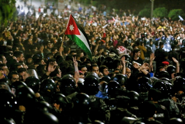 احتجاجات الأردن تتواصل: ترنّح حكومة «صندوق النقد»