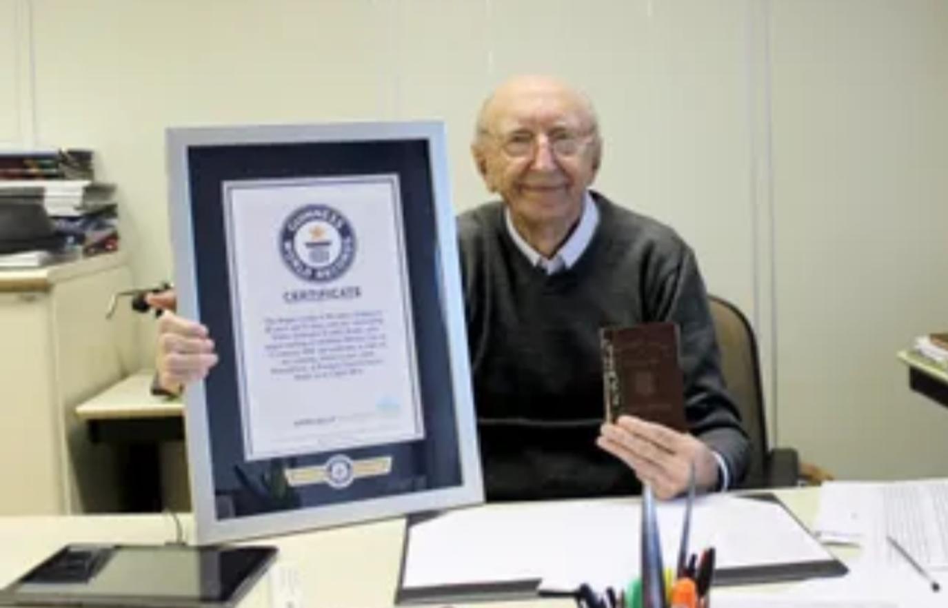 أقدم موظف في العالم يدخل غينيس لعمله مدة 84 عاما في نفس الشركة
