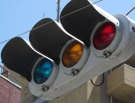 لماذا يستخدم اليابانيون اللون الأزرق بدلا من الأخضر في إشارات المرور؟
