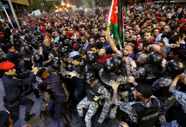 احتجاجات الأردن تتصاعد من المطالبة بالإصلاح إلى إسقاط النظام