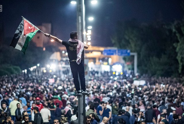 احتجاجات الأردن تستعر: هل يقود الملك عبدالله بلاده إلى المجهول؟!