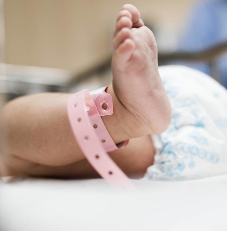 لماذا يقترح الأطباء إجراء فحص حديثي الولادة؟
