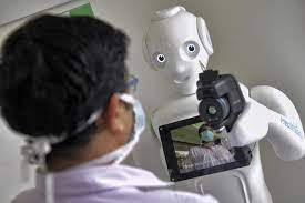 الروبوتات تشق طريقها لعالم الجراحة… المرضى يتعافون بشكل أسرع مقارنةً بالجراحات التقليدية!

