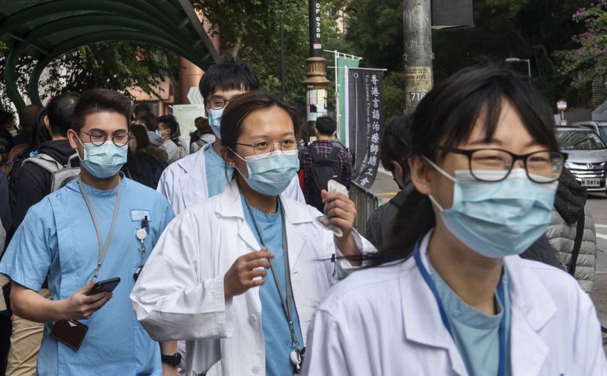 الصين: ارتفاع وفيات "كورونا" إلى 2345 والإصابات المؤكدة تتخطى 76 ألف حالة