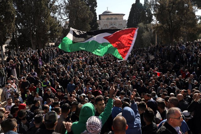 عشرات الآلاف من الفلسطينيين يتوافدون إلى المسجد الأقصى