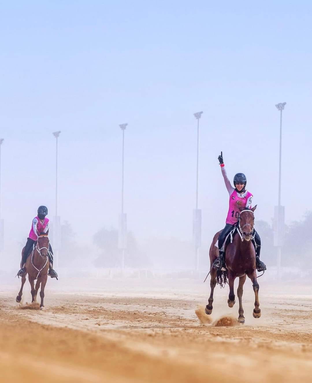 الفارسة السورية ماسة عدنان تتوج بطلة سباق ولي عهد دبي للقدرة 