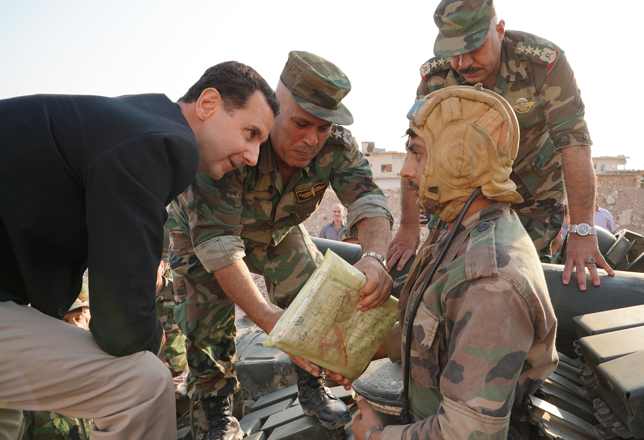 الرئيس الأسد يلتقي رجال الجيش على الخطوط الأمامية بريف إدلب: معركة إدلب هي الأساس لحسم الفوضى والإرهاب في كل مناطق سورية