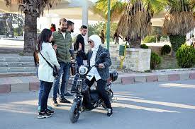 أستاذة سورية تتحدى أزمة النقل وتقود دراجة للوصول إلى جامعتها
