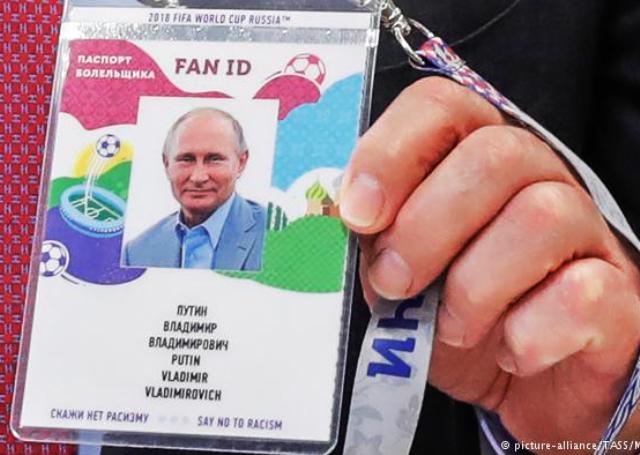 عين العالم على الكرة في موسكو وعين بوتين على العالم