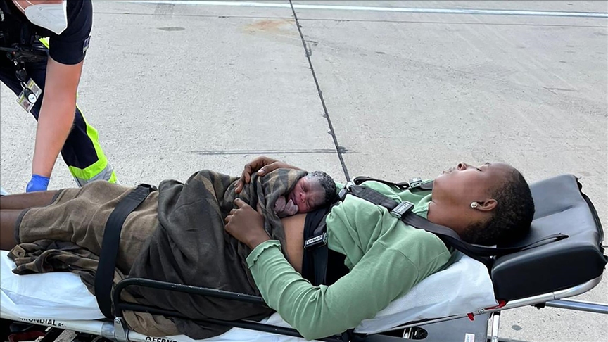 داهمها المخاض بعد الإقلاع.. امرأة تضع مولودتها على متن طائرة
