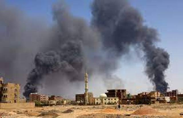 السودان: المعارك في الخرطوم تحتدم.. والبلاد على حافة 