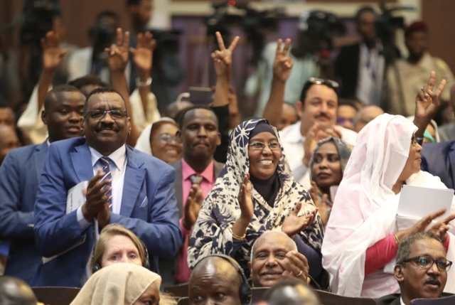 المجلس السيادي في السودان يعقد أول اجتماع له بعد أداء أعضائه اليمين
