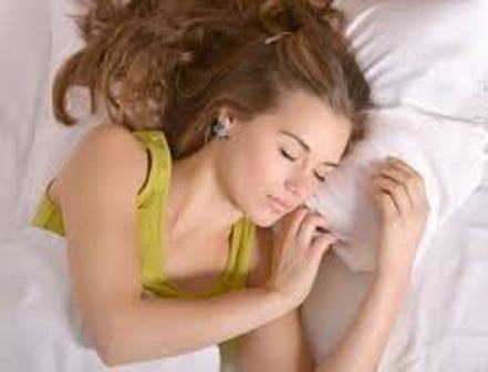 كيف تؤثر وضعيات النوم المختلفة على صحتك